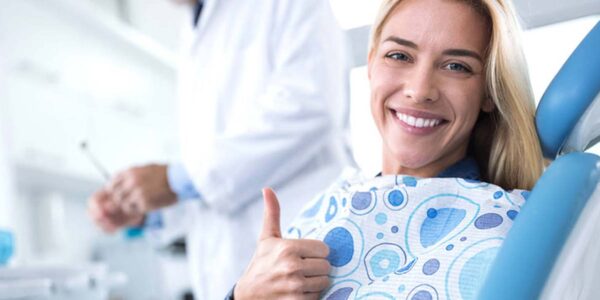 Uśmiechnięty Pacjent na fotelu stomatologicznym