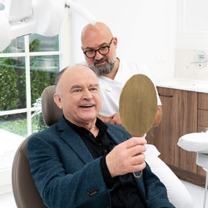 Dr Jan Perek z pacjentem