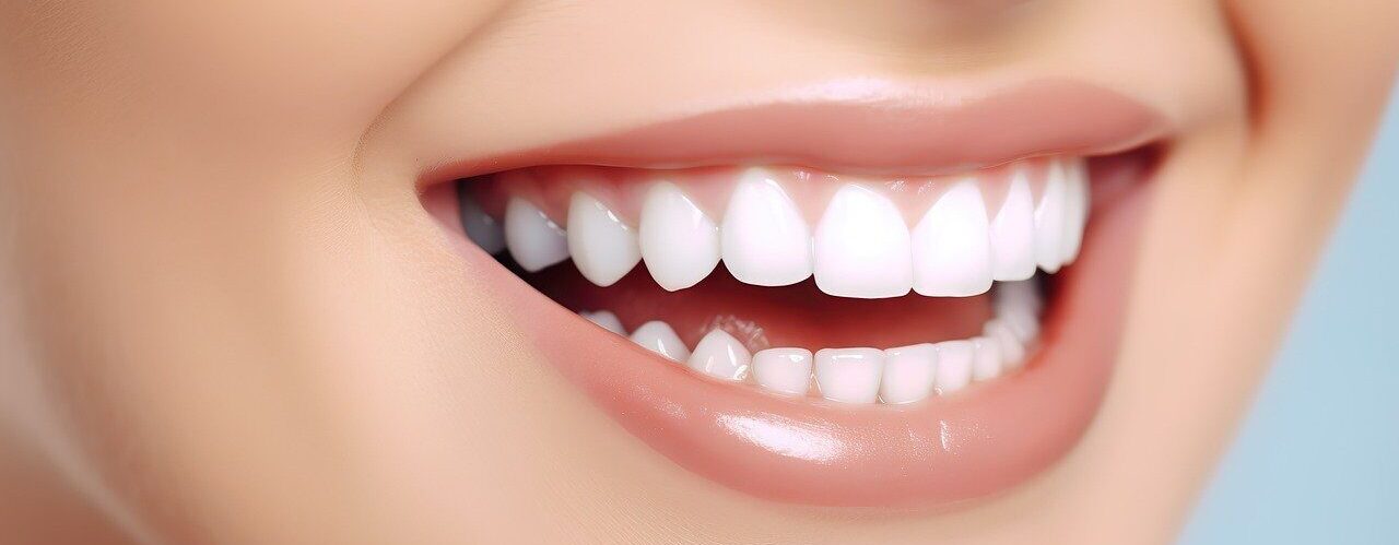 Jak poprawić kształt zęb&oacute;w bez aparatu?