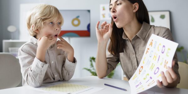 Stomatolog i logopeda – jak razem pomagają dzieciom z wadami wymowy?