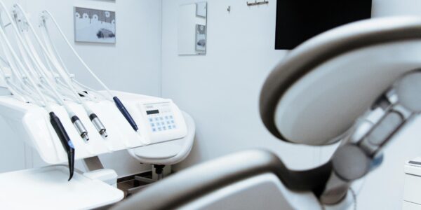 Laseroterapia w stomatologii &#8211; kiedy warto ją stosować?