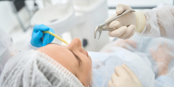 Ropa po wyrwaniu zęba: Co oznacza i kiedy udać się do dentysty?