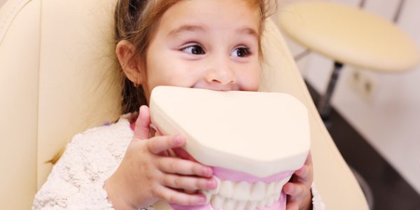 Leczenie zęb&oacute;w pod narkozą u dzieci