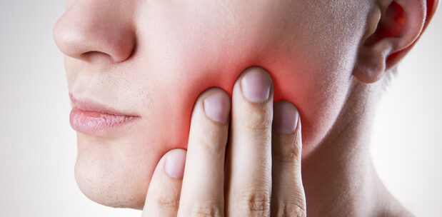 Pulsujący b&oacute;l zęba z opatrunkiem &ndash; przyczyny, objawy i kiedy zgłosić się do dentysty?