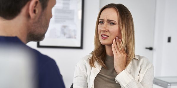 B&oacute;l zęba przy naciskaniu – co może być przyczyną?