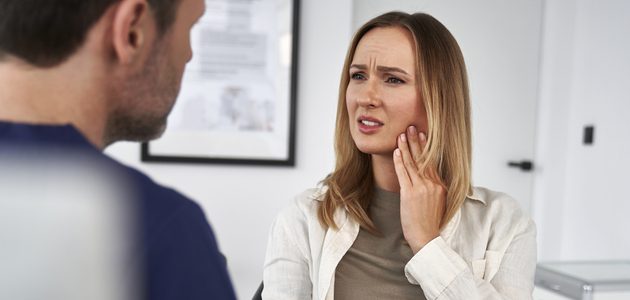 B&oacute;l zęba przy naciskaniu – co może być przyczyną?