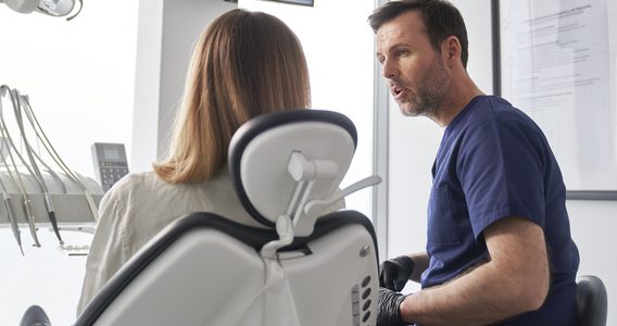 Proteza ruchoma a stała – r&oacute;żnice