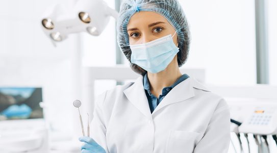 dentysta w gabinecie &ndash; diagnostyka martwicy dziąsła