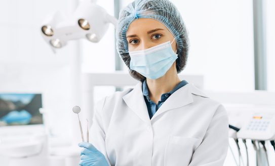 dentysta w gabinecie &ndash; diagnostyka martwicy dziąsła