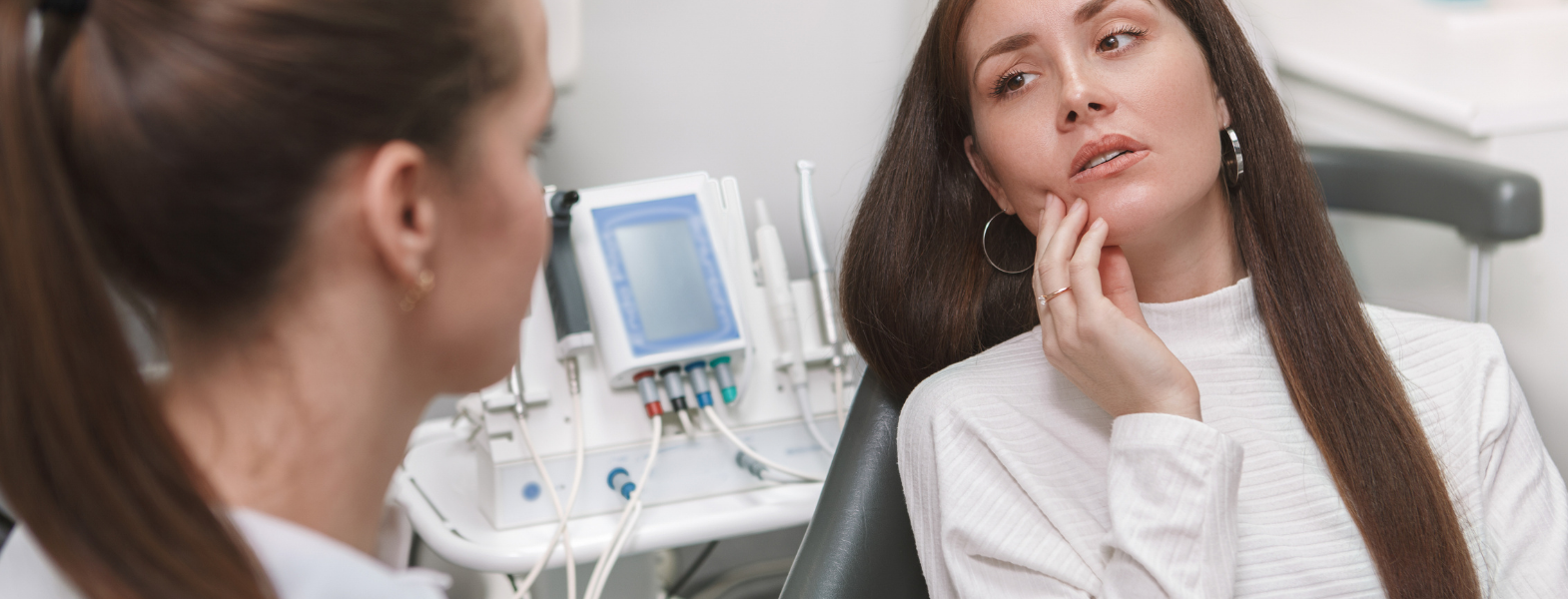 Nadziąślak na dziąśle widoczny jako czerwony guz między zębami &ndash; zmiana wymagająca konsultacji stomatologicznej